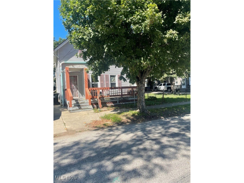 Great investment opportunity! Downstairs has huge kitchen, 2 - Beach Home for sale in Cleveland, Ohio on Beachhouse.com