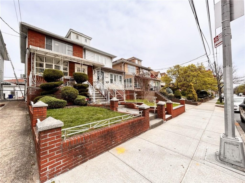 NEWLY LISTED ONE FAMILY HOME! This spacious home is located in a - Beach Home for sale in Brooklyn, New York on Beachhouse.com