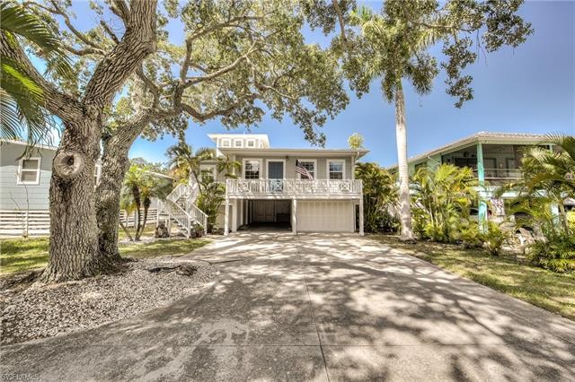 Gorgeous Beach Cottage featuring 3 bedroom / 2 baths & 1,449 sq - Beach Home for sale in Fort Myers Beach, Florida on Beachhouse.com