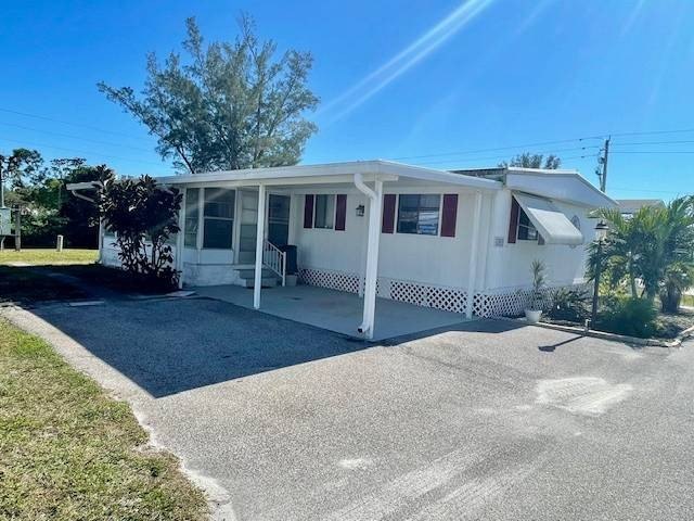 BEAUTIFULLY MAINTAINED HOME WITH WATER VIEWS!!! This meticulous - Beach Home for sale in Naples, Florida on Beachhouse.com