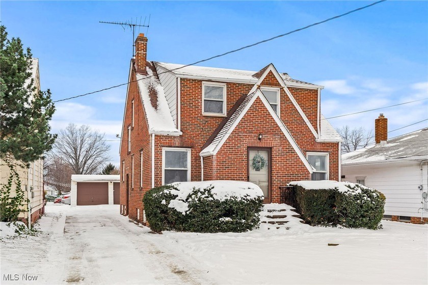 Welcome to this well-maintained brick duplex offering a solid - Beach Home for sale in Euclid, Ohio on Beachhouse.com