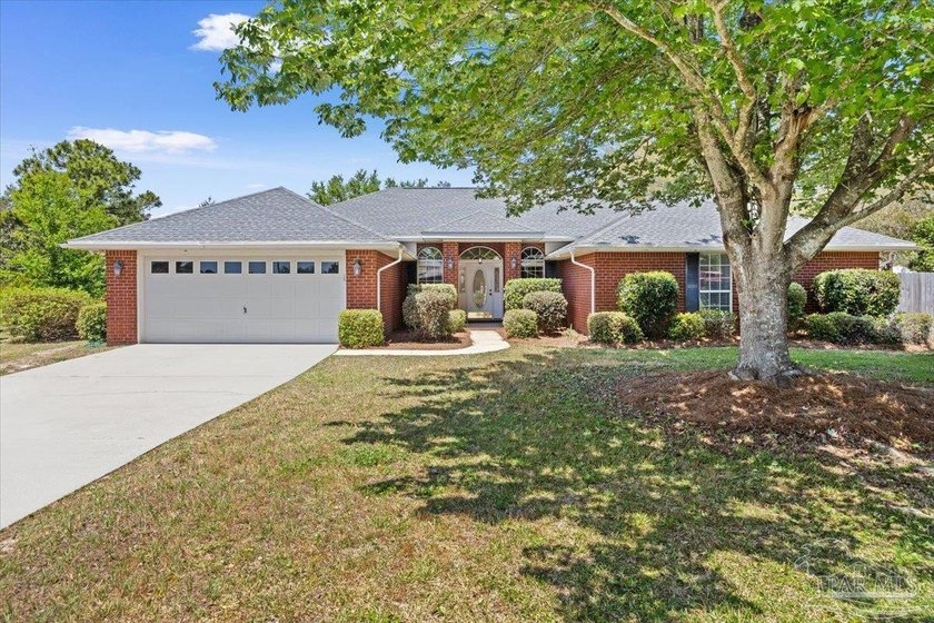 Great opportunity in Berkeley Forest subdivision in Gulf Breeze! - Beach Home for sale in Gulf Breeze, Florida on Beachhouse.com