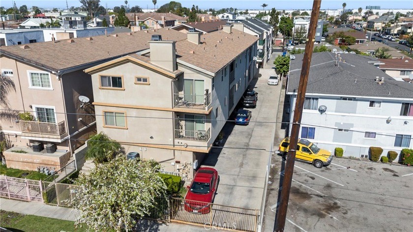 Move-in ready tri-level townhome featuring 3 bedrooms, 2.5 - Beach Townhome/Townhouse for sale in Torrance, California on Beachhouse.com