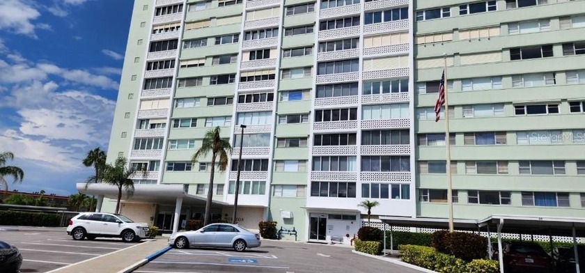 Open-concept, 1 bedroom/1 bath PLUS DEN/OFFICE in Horizon House - Beach Condo for sale in Clearwater Beach, Florida on Beachhouse.com