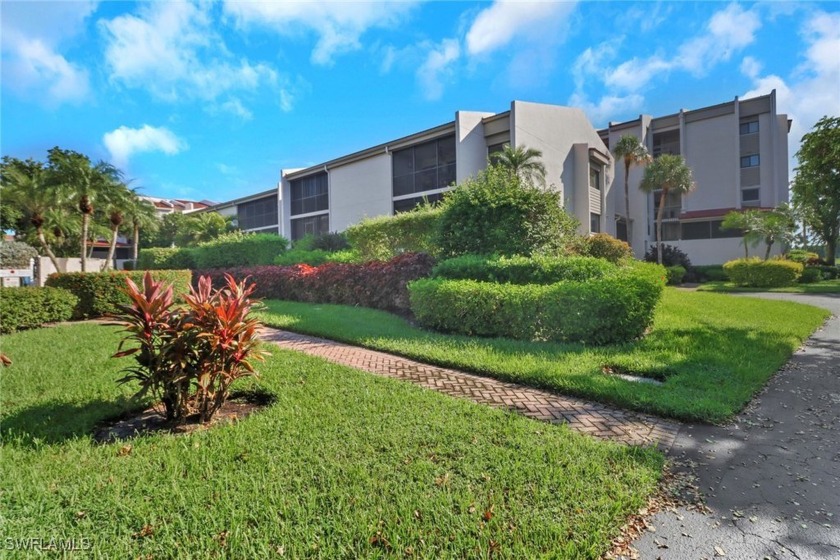 Top Floor CORNER condo with vaulted ceilings, new luxury vinyl - Beach Condo for sale in Fort Myers, Florida on Beachhouse.com