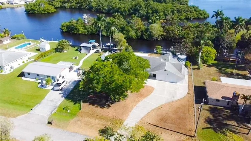 Rare Waterfront Home in Fort Myers, located in the desirable Dos - Beach Home for sale in Fort Myers, Florida on Beachhouse.com