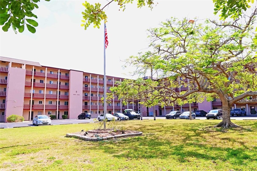 This affordable 1-bedroom, 1-bath lakeview home is located in - Beach Condo for sale in Bradenton, Florida on Beachhouse.com