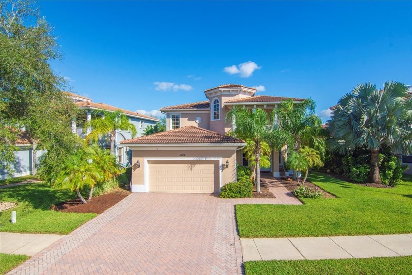 Inviting upon entry, thoughtfully designed floorplan provides an - Beach Home for sale in Vero Beach, Florida on Beachhouse.com