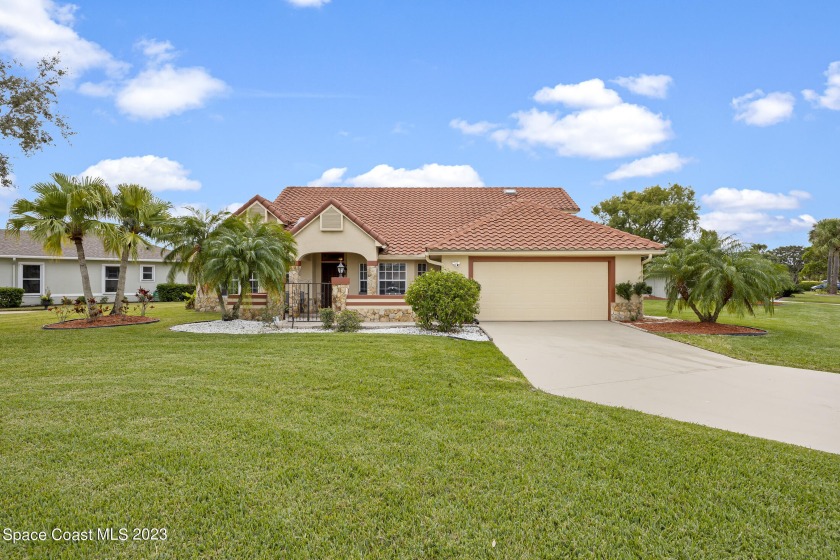 PRICE UPDATE: Come check out this beautiful ''Lakefront'' home - Beach Home for sale in Melbourne, Florida on Beachhouse.com