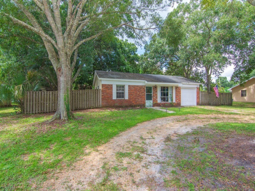 Amazing opportunity that won't last long! Adorable cottage style - Beach Home for sale in Vero Beach, Florida on Beachhouse.com