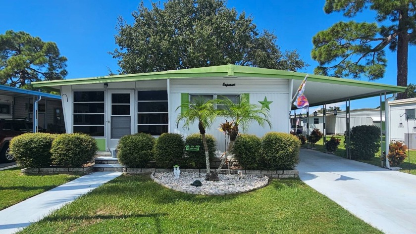 Your Oak Crest backyard is a lush blend of palm trees and - Beach Home for sale in Largo, Florida on Beachhouse.com