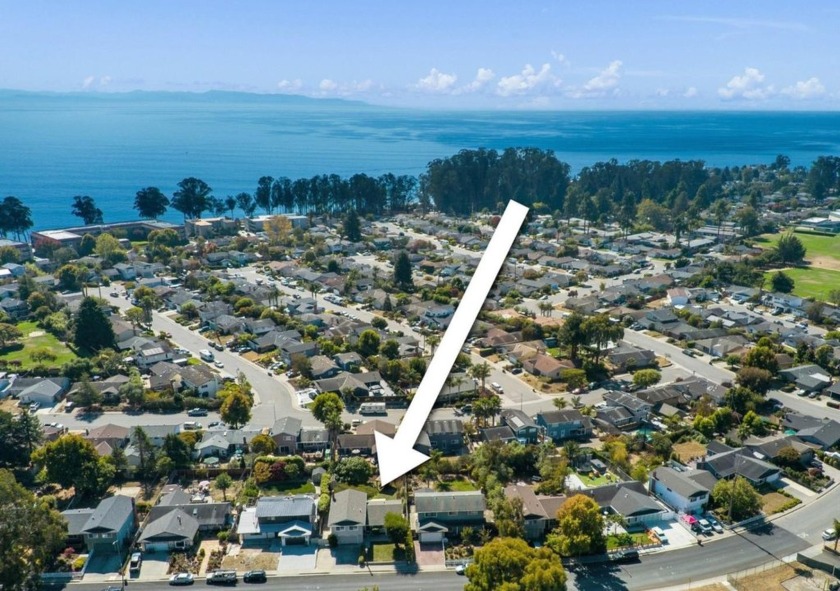 This turn-key gem is ideally located in Cliffwood Heights, close - Beach Home for sale in Capitola, California on Beachhouse.com