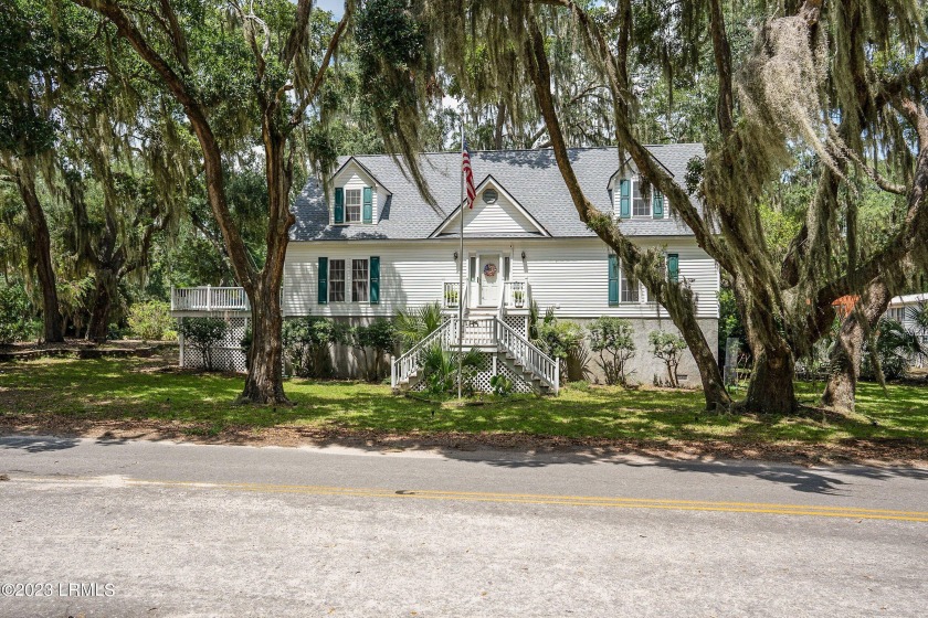 Meticulously maintained home in the heart of Lands End! Just a - Beach Home for sale in Saint Helena Island, South Carolina on Beachhouse.com