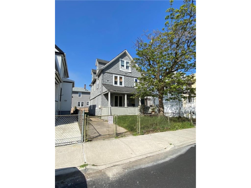 Attention Investors & Contractors! Incredible Investment - Beach Home for sale in Rockaway Beach, New York on Beachhouse.com
