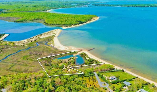 One of the last remaining waterfront properties of substantial - Beach Acreage for sale in East Hampton, New York on Beachhouse.com