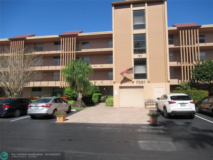 LARGE 2/2 PENTHOUSE UNIT IN DESIRABLE CONDITION In PALM LAKES - Beach Condo for sale in Margate, Florida on Beachhouse.com