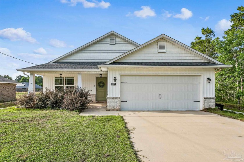 Welcome to this like new, move-in ready 3 bedroom, 2 bathroom - Beach Home for sale in Gulf Breeze, Florida on Beachhouse.com
