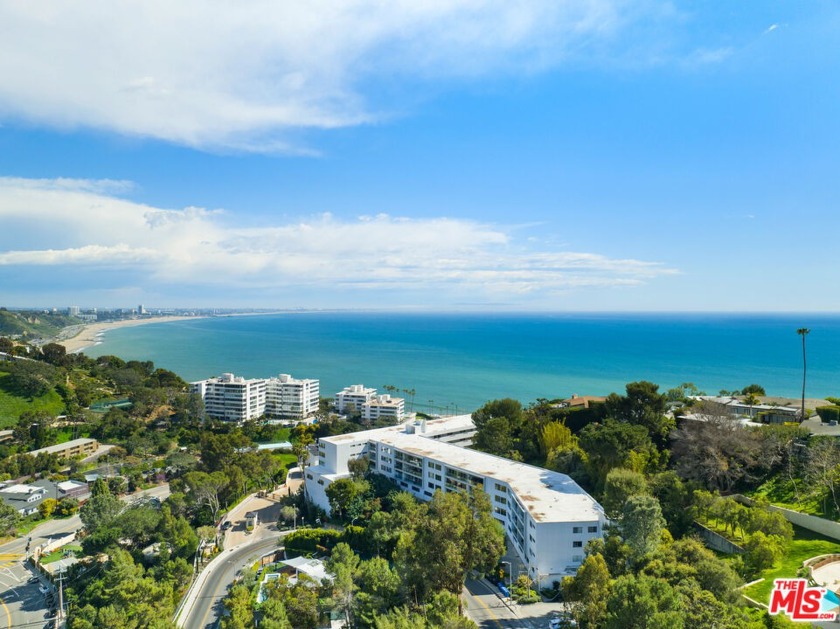 Coastal Palisades Retreat with Sweeping Ocean Views. Luxury - Beach Condo for sale in Pacific Palisades, California on Beachhouse.com