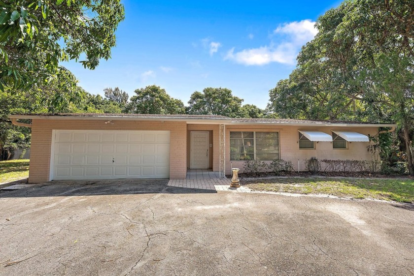 A truly rare opportunity to own close to 1.1 acres of prime real - Beach Home for sale in Palm Beach Gardens, Florida on Beachhouse.com