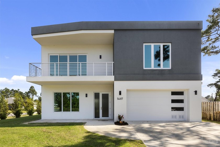 Welcome to 5487 Cimmeron Ct in Gulf Breeze, with 4 bedrooms and - Beach Home for sale in Gulf Breeze, Florida on Beachhouse.com
