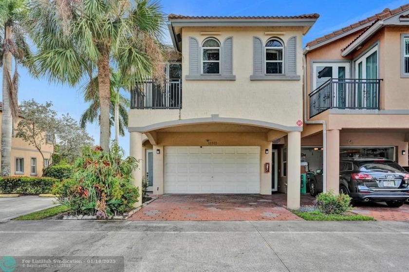 STOP what you're doing and check this out! This 4-bedroom, 2 - Beach Condo for sale in Coral Springs, Florida on Beachhouse.com