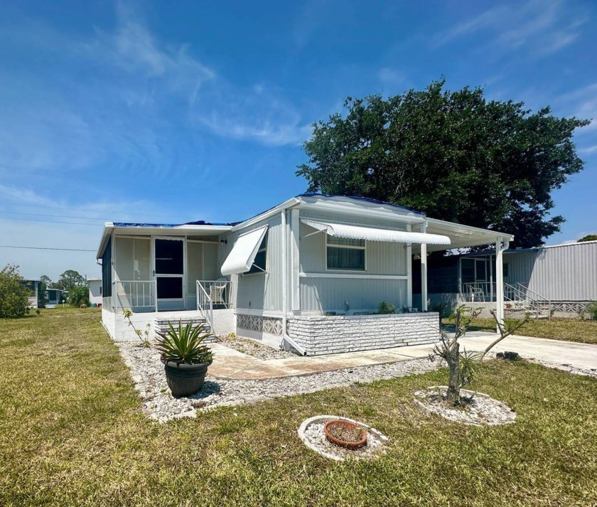 This home is a wonderful opportunity for buyers looking to make - Beach Home for sale in Nokomis, Florida on Beachhouse.com