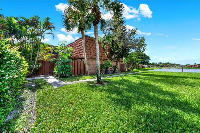 Welcome to this beautiful 3-bedroom, 2-bathroom townhome in the - Beach Townhome/Townhouse for sale in Davie, Florida on Beachhouse.com