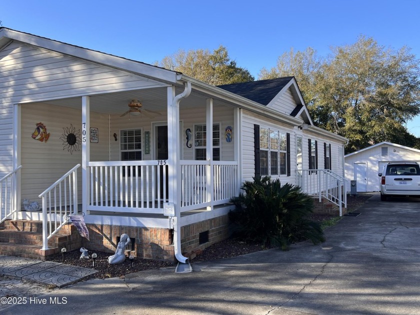 Great location in the very sought after Seaside Station. This - Beach Home for sale in Sunset Beach, North Carolina on Beachhouse.com