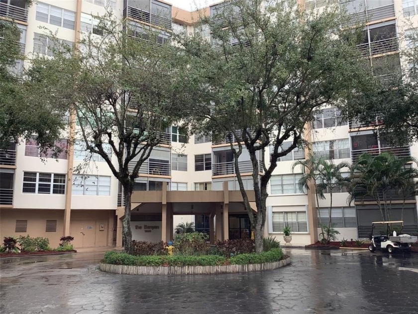 Impecable and beautiful 1/1 1/2 bath condo, penthouse unit in - Beach Condo for sale in Pembroke Pines, Florida on Beachhouse.com