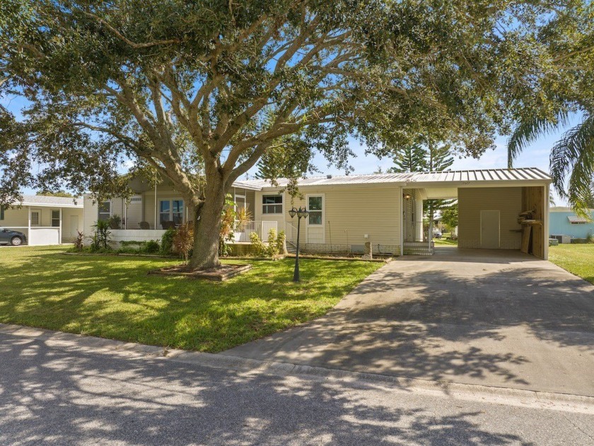 Rarely available large 3/2 + Den home featuring vaulted ceilings - Beach Home for sale in Sebastian, Florida on Beachhouse.com