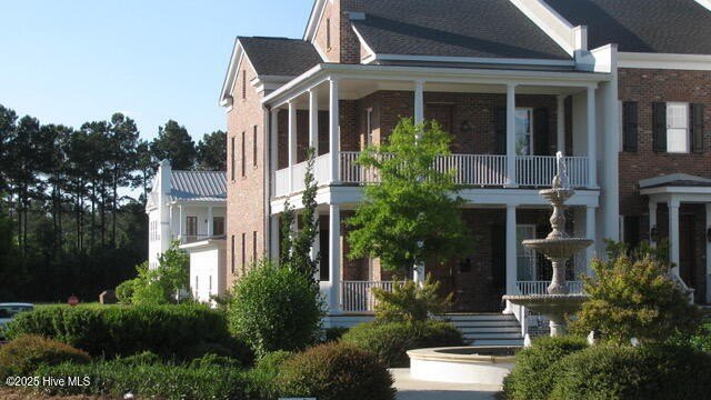 Southern Architectural details can be found in this Luxury - Beach Townhome/Townhouse for sale in New Bern, North Carolina on Beachhouse.com