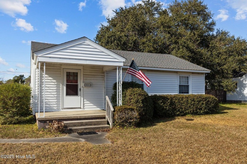 Welcome to 905 N 20th Street, a charming 3-bedroom, 1-bathroom - Beach Home for sale in Morehead City, North Carolina on Beachhouse.com