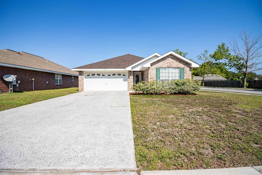 Beautiful corner lot home in the highly desirable Tiger Point - Beach Home for sale in Gulf Breeze, Florida on Beachhouse.com