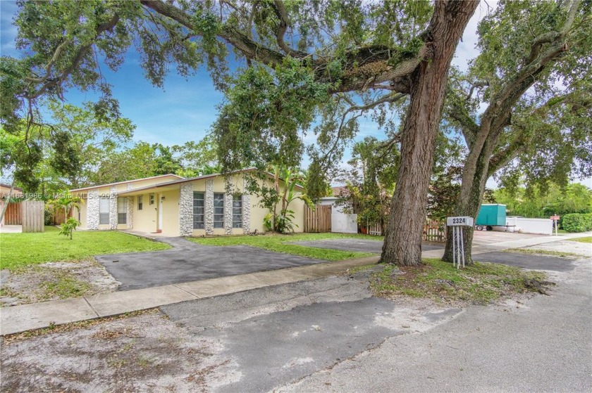 Investment Opportunity. 2 units: 2/1 & 3/2, fully furnished  & - Beach Townhome/Townhouse for sale in Hollywood, Florida on Beachhouse.com