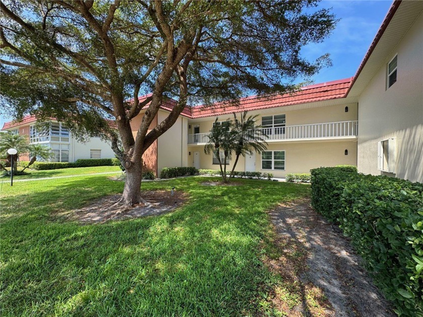 Welcome home to this golf view property centrally located close - Beach Home for sale in Vero Beach, Florida on Beachhouse.com