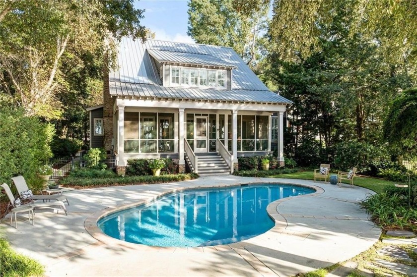 Prime location in Point Clear with 75' on Mobile Bay.  This - Beach Home for sale in Fairhope, Alabama on Beachhouse.com