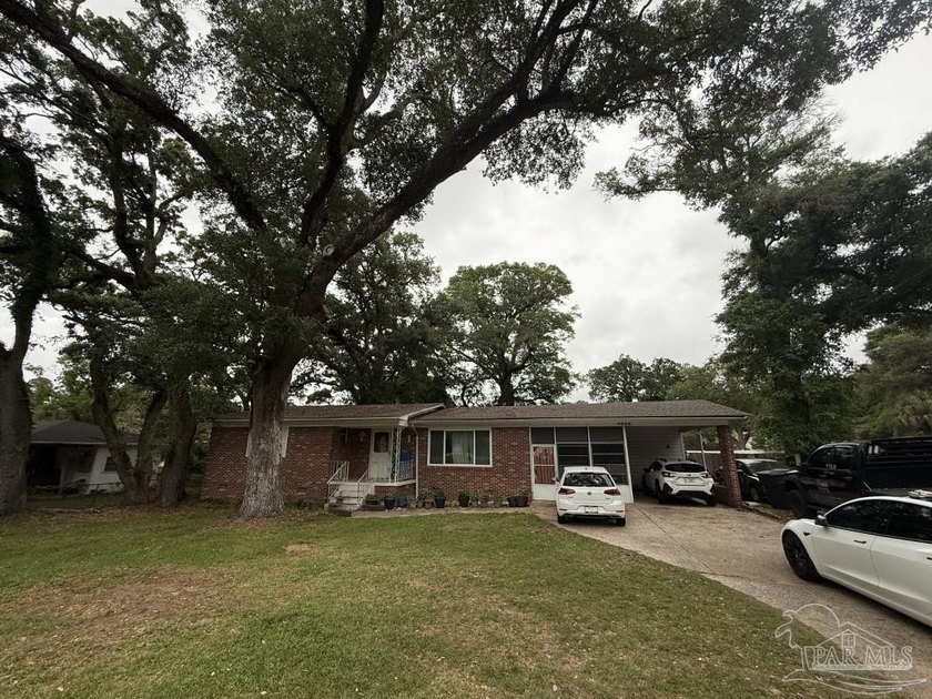 **TONS OF POTENTIAL!!** In it's current configuration, the house - Beach Home for sale in Pensacola, Florida on Beachhouse.com