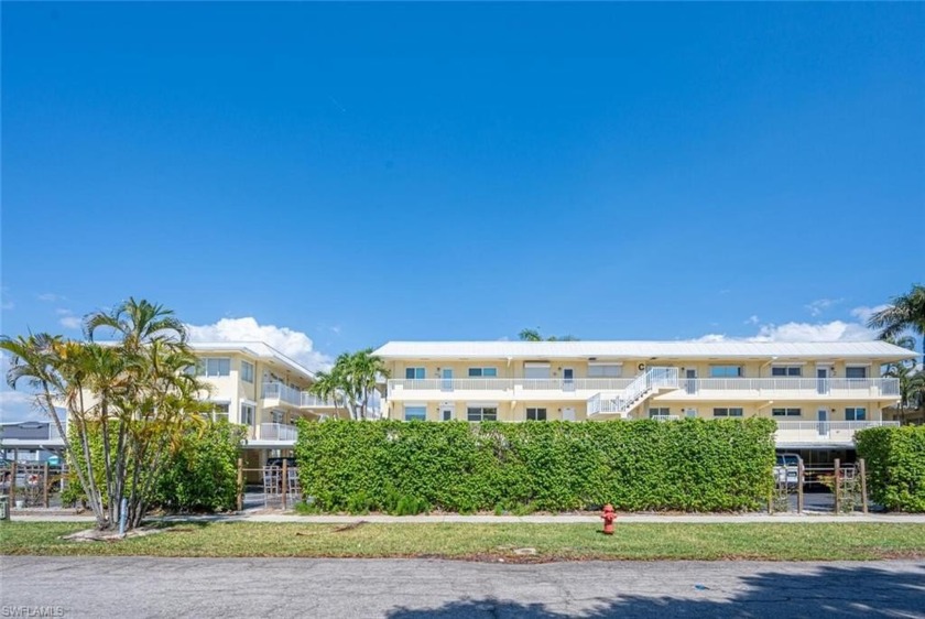 COVERED BOAT SLIP WITH LIFT INCLUDED! Beautiful 2 bedroom, 2 - Beach Apartment for sale in Naples, Florida on Beachhouse.com