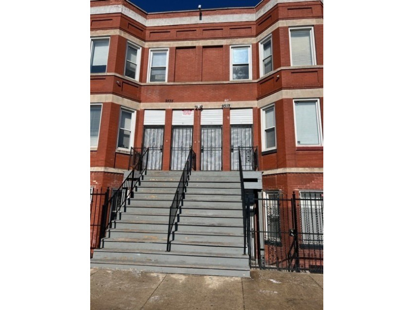 Imposing three story red brick vintage Chicago 6 unit apartment - Beach Commercial for sale in Chicago, Illinois on Beachhouse.com
