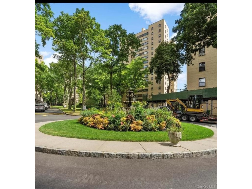 Beautiful one bedroom unit in the gated community with 24/ - Beach Home for sale in Bronx, New York on Beachhouse.com