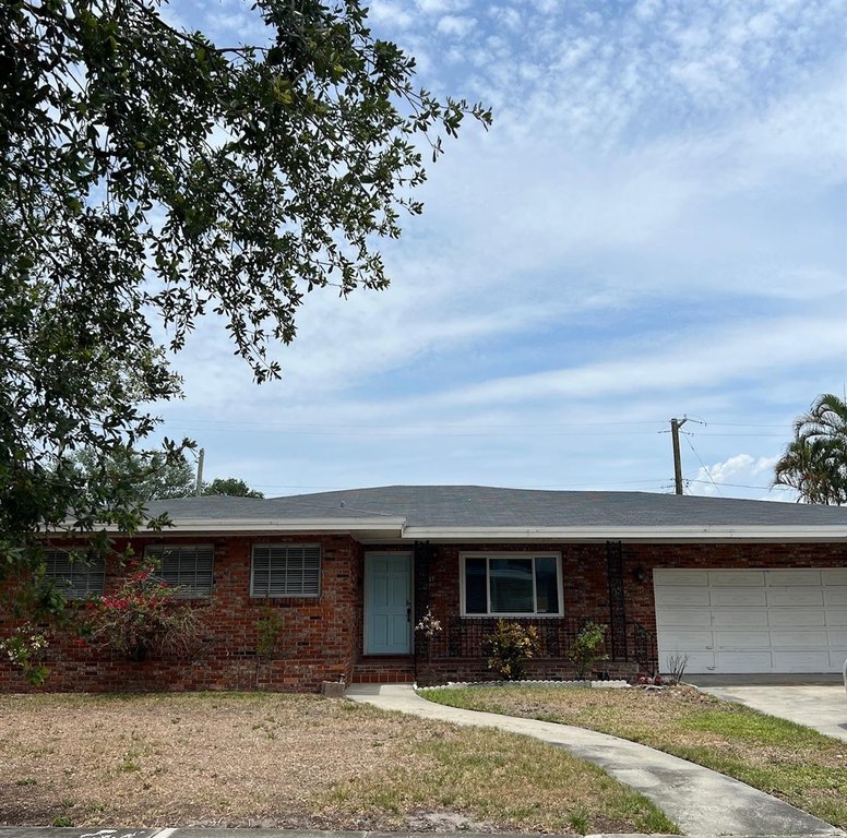 WONDERFUL DAVIS ISLANDS HOME! FANTASTIC LOCATION - WALK TO SHOPS - Beach Home for sale in Tampa, Florida on Beachhouse.com