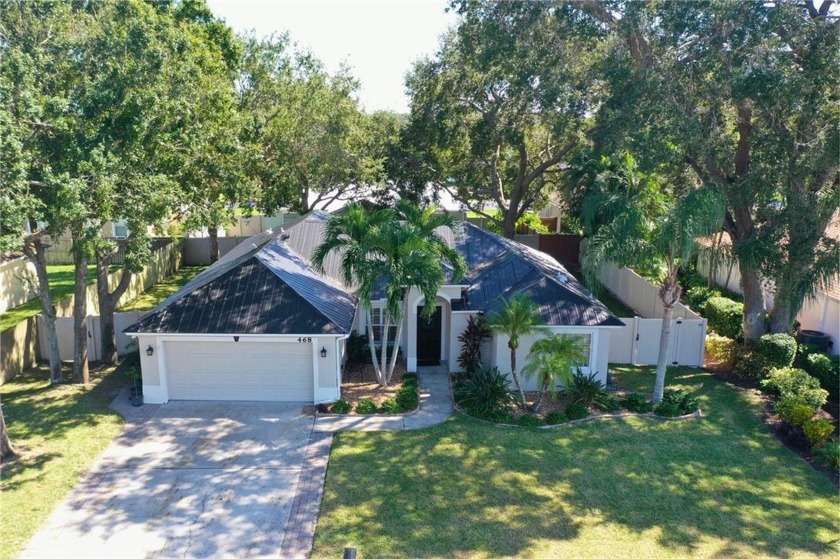 Custom updates abound in this spacious 3/2/2 CBS home in the - Beach Home for sale in Vero Beach, Florida on Beachhouse.com