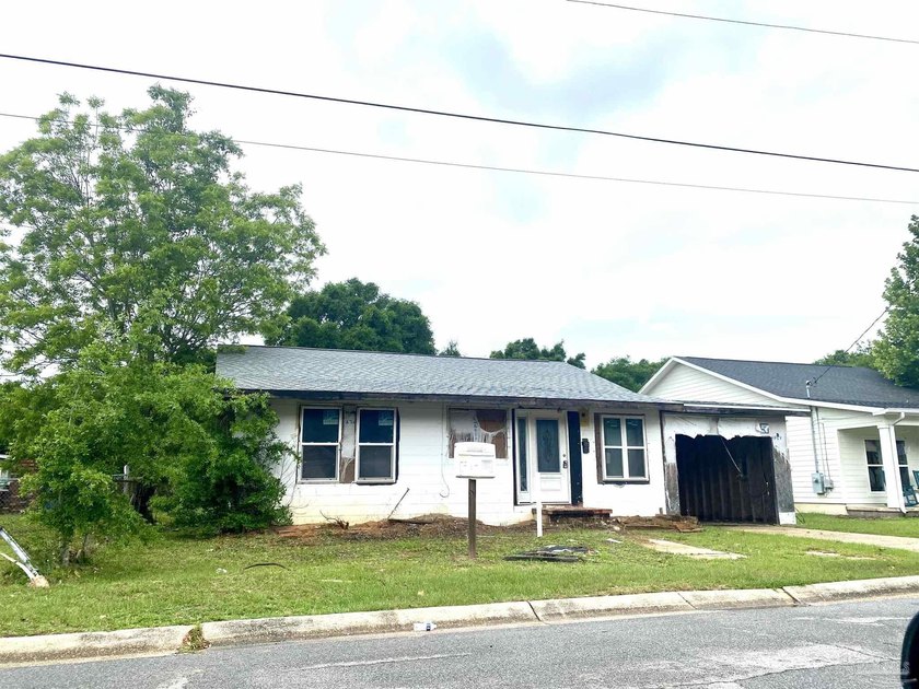 Investor Special - Prime Renovation or Rebuild Opportunity! Roof - Beach Home for sale in Pensacola, Florida on Beachhouse.com