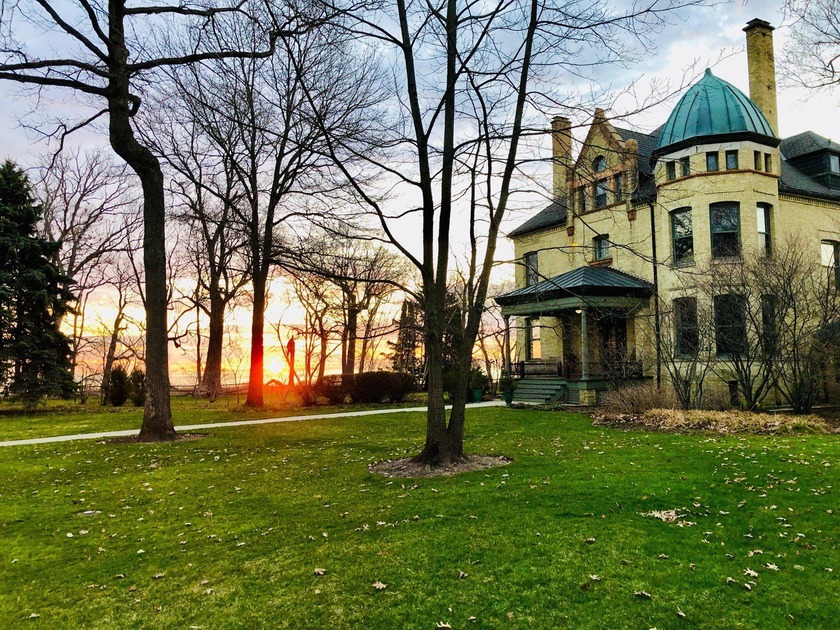 Historic Queen Anne mansion overlooking Lake Michigan! Set on a - Beach Home for sale in Highland Park, Illinois on Beachhouse.com