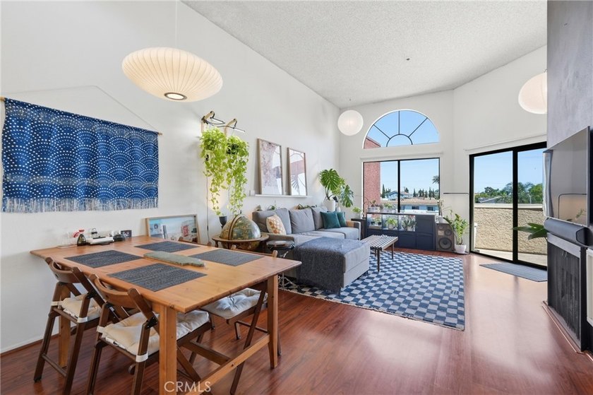 Top-floor. End unit. Soaring ceilings with floor-to-ceiling - Beach Condo for sale in Long Beach, California on Beachhouse.com