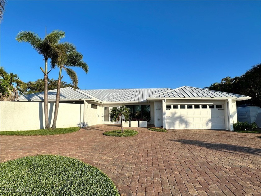 Luxurious Lakefront Retreat in Town  River - Your Dream Home - Beach Home for sale in Fort Myers, Florida on Beachhouse.com