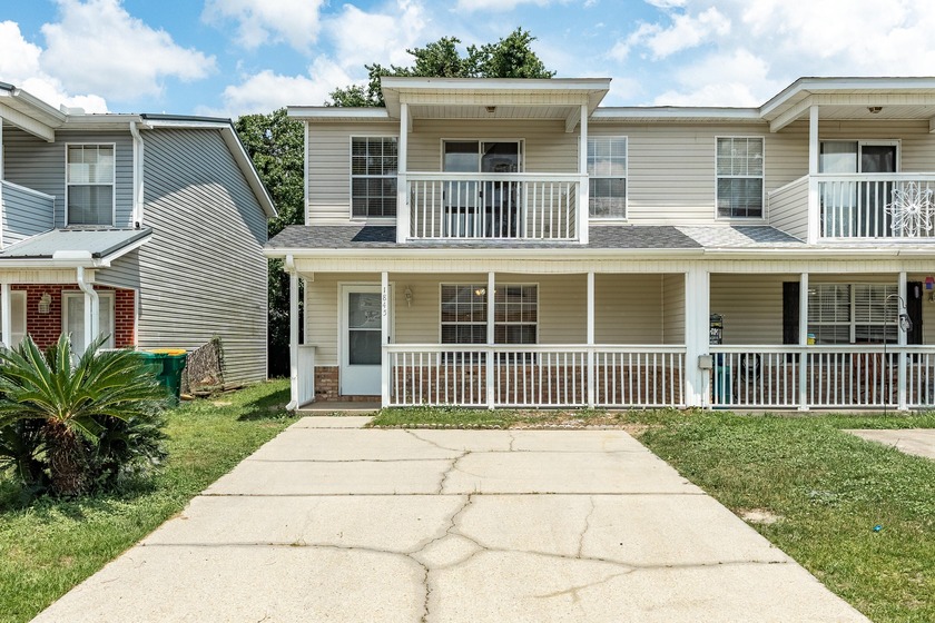 This beautifully maintained townhome offers spacious living - Beach Townhome/Townhouse for sale in Fort Walton Beach, Florida on Beachhouse.com