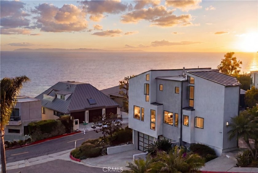 Coastline, ocean and sunset views abound from this contemporary - Beach Home for sale in Laguna Beach, California on Beachhouse.com
