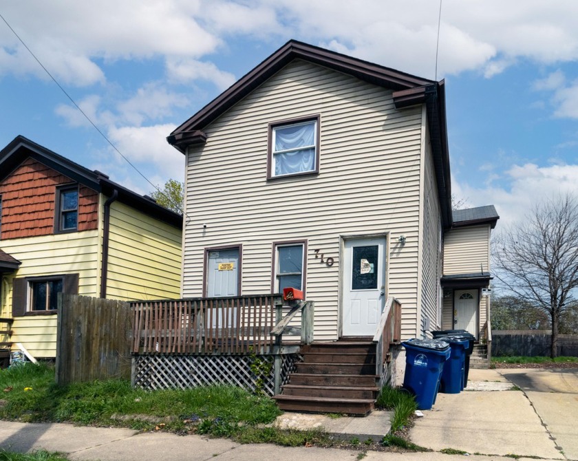 This 2/2 duplex is the perfect home or investment property - Beach Home for sale in Racine, Wisconsin on Beachhouse.com