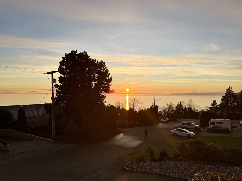 Panoramic Ocean & Coastline Views! The home is the entire front - Beach Condo for sale in White Rock, BC on Beachhouse.com